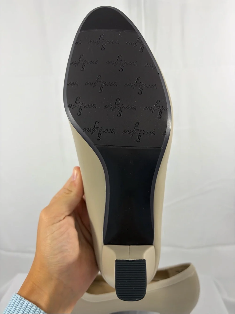 NWT Easy Street Women’s Size 8W Classic Beige Heels with Subtle Bow